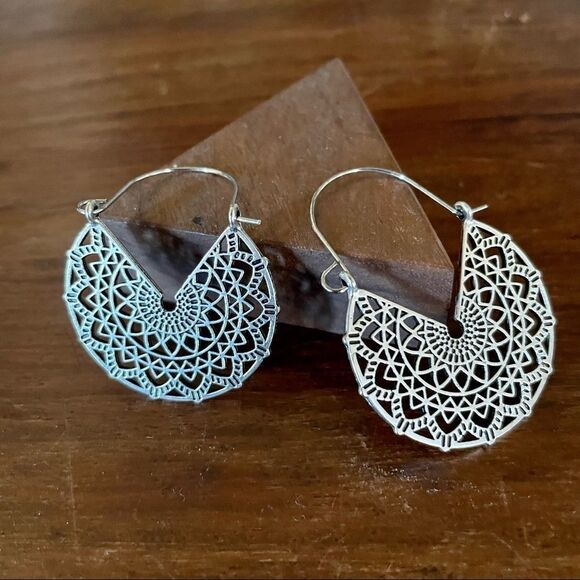 Jewelry - 💥Silver Basketweave Hoop Earrings